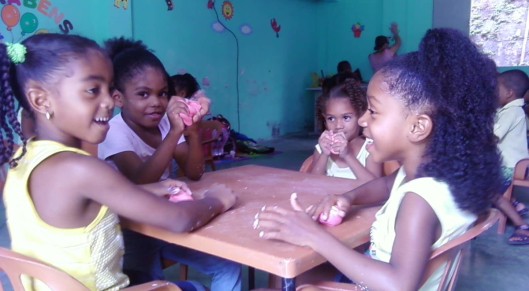 Crianças da Escola Aberta do Calabar, projeto de educação comunitária modelo, que funciona desde 1982
